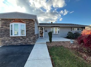 1222 Hampshire Dr, Whitehall, PA 18052