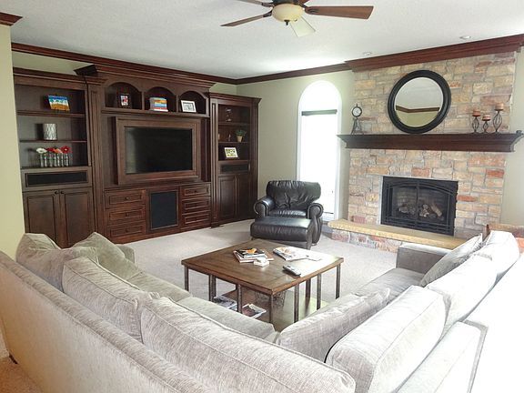 Cozy family rm w/ built ins