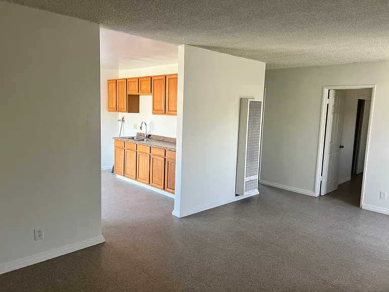 147 N Victoria Ave — Photo 4