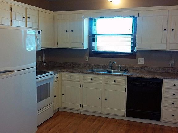 3rd image of 737 Willow Dr