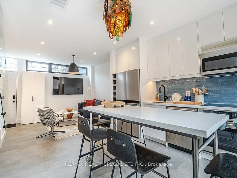 238 Pape Ave #COACH — Photo 9
