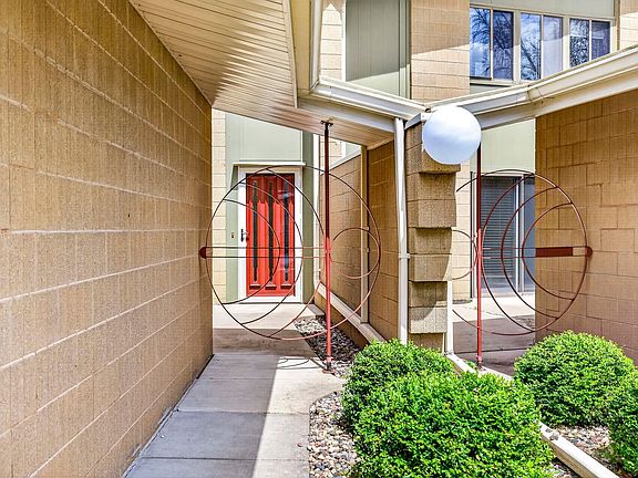 2nd image of 1237 W Nicolet Cir