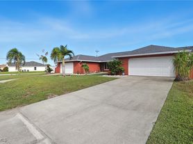 913 Mohawk Pkwy, Cape Coral, FL