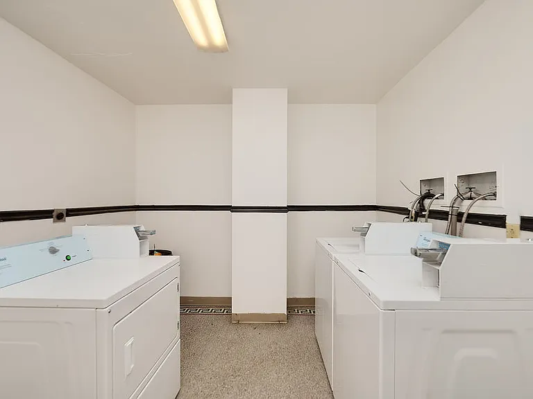 Grammery Court Apartments — Photo 3