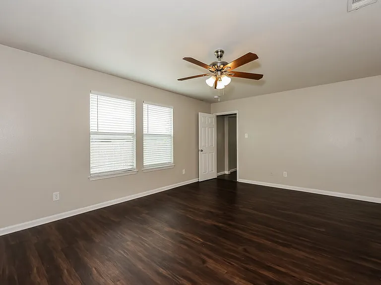 8820 Elk Creek Ln — Photo 9