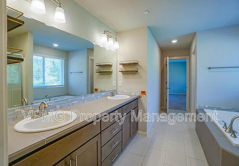 6301 N 89th Ave — Photo 32