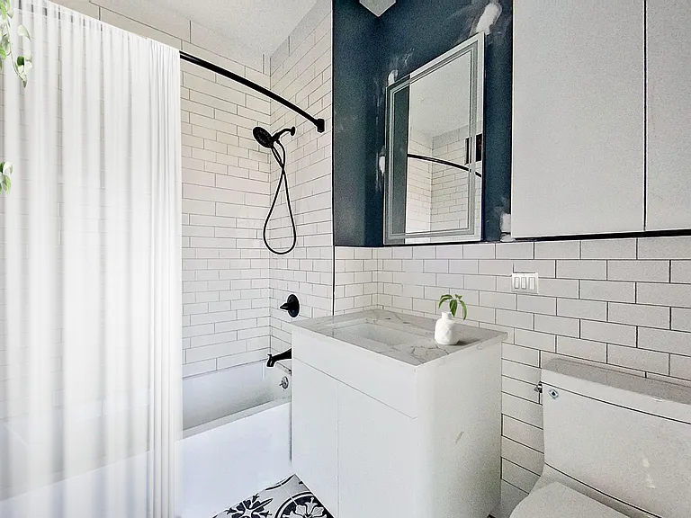 27 Montrose Ave #5T — Photo 11