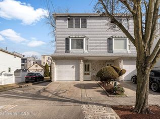 11 White St, Staten Island, NY 10305