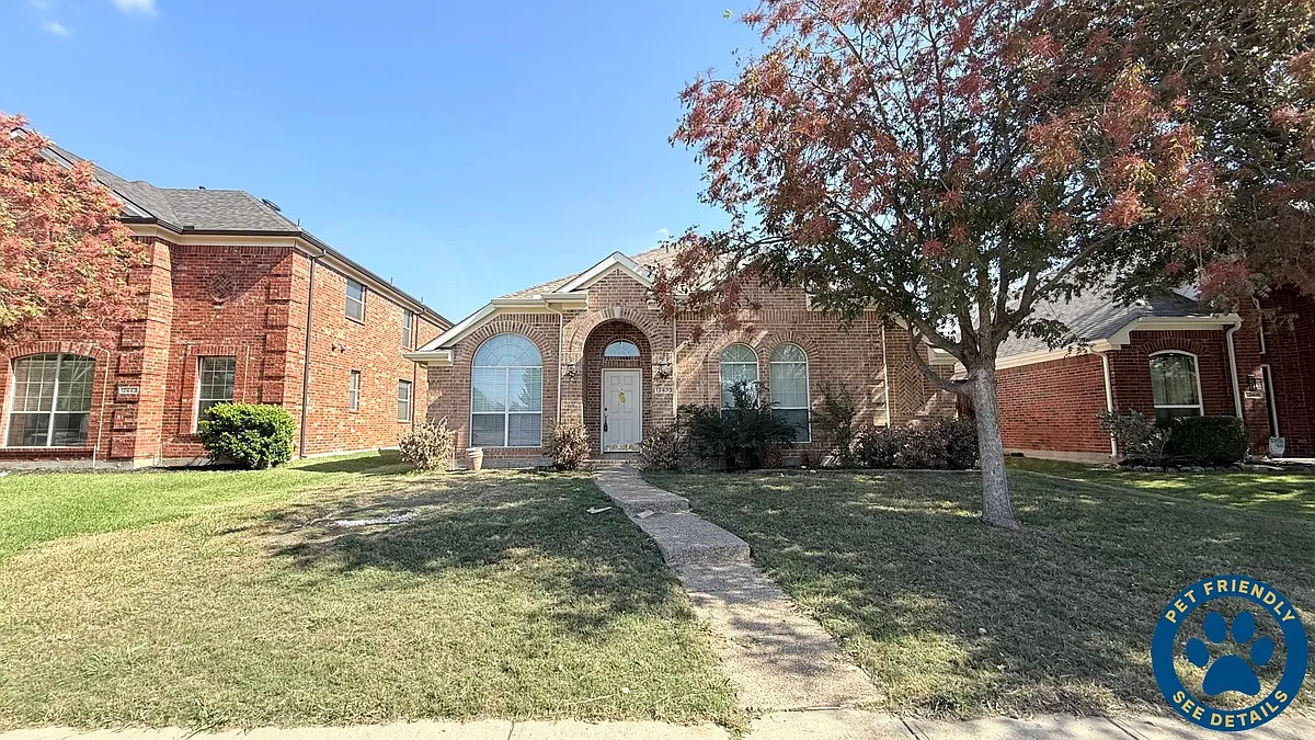 4 bed, 2.0 bath, 2252 sqft, $2,499 — Photo 1
