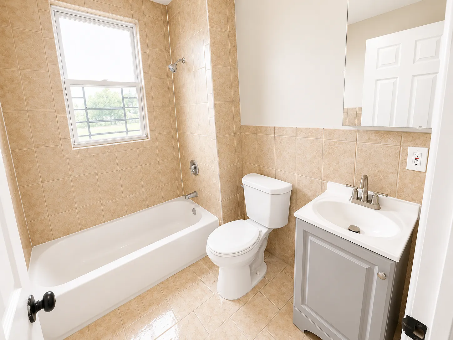3 bed, 1.5 bath, 1200 sqft, $2,095 — Photo 2