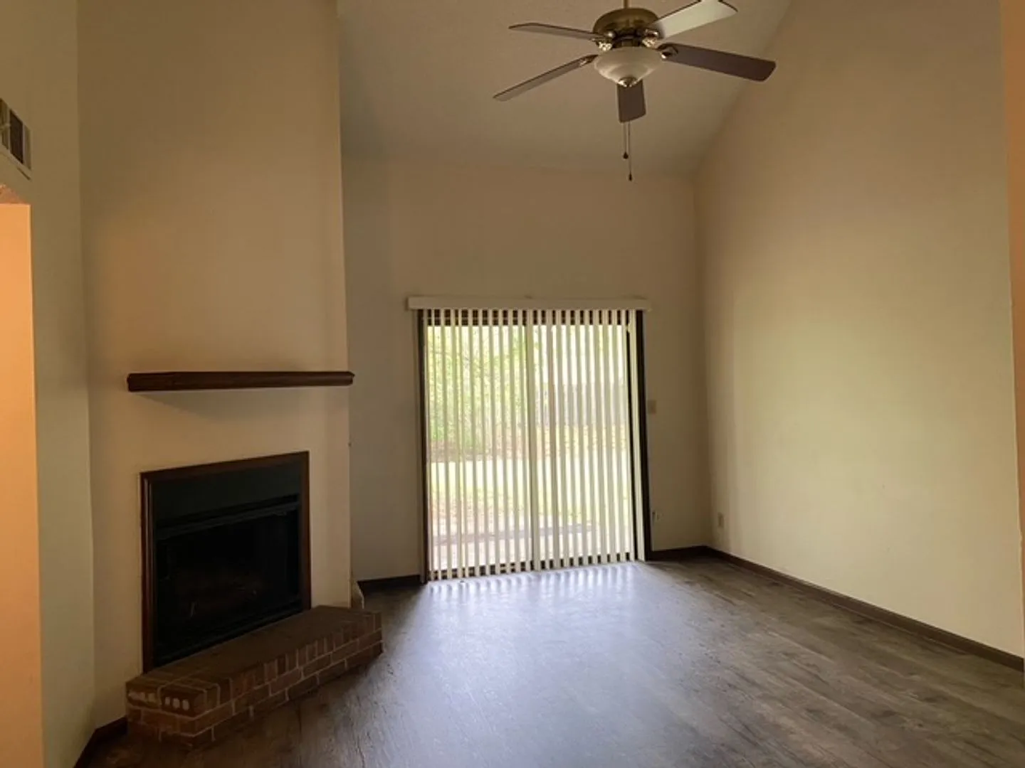 2BD/2B Towhouse — Photo 2