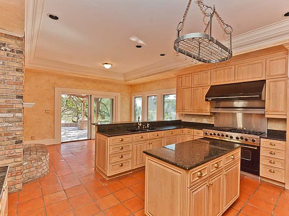 5th image of 208 Pinetree Dr