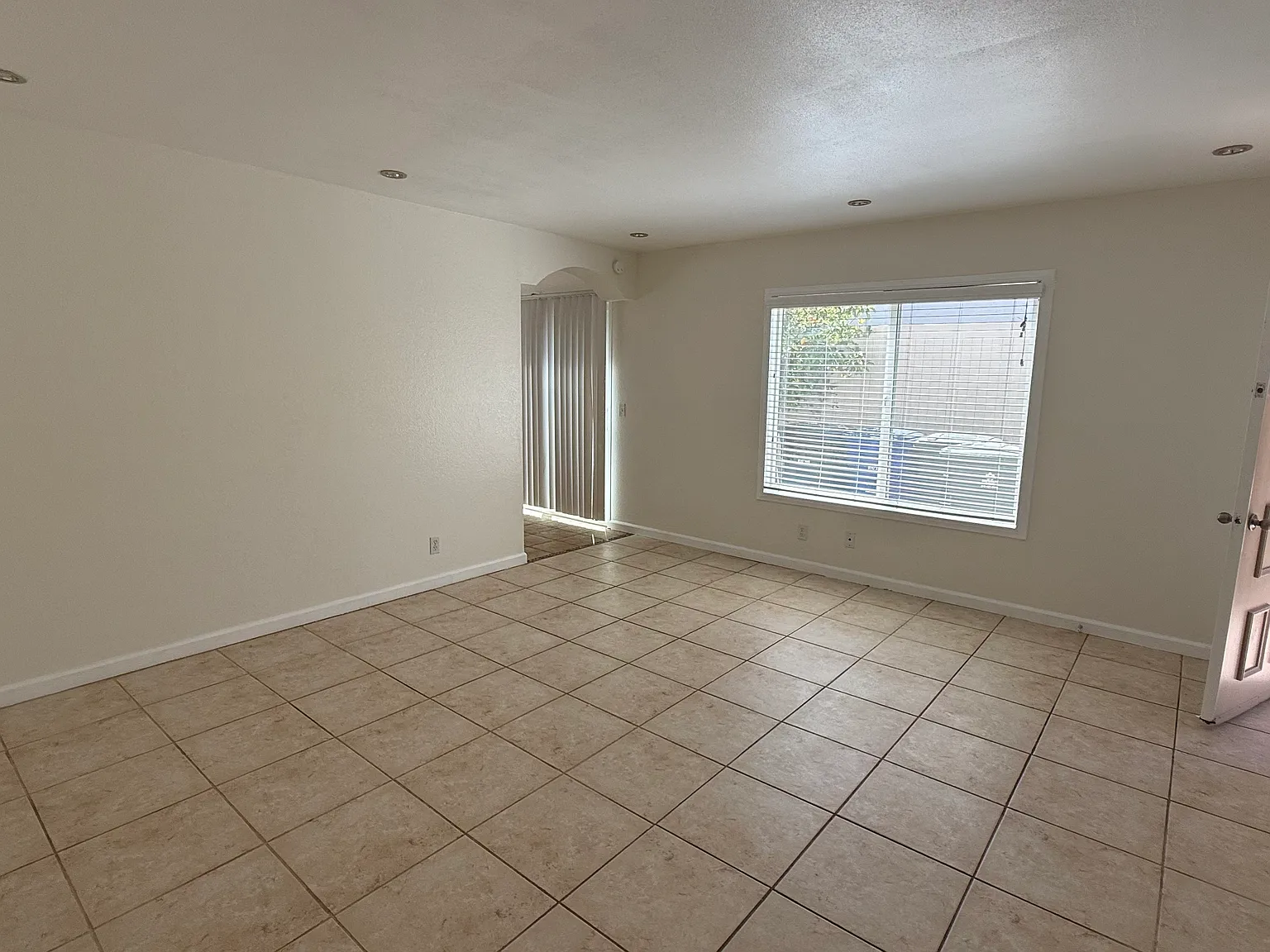 3 bed, 1010 sqft, $3,400 — Photo 2