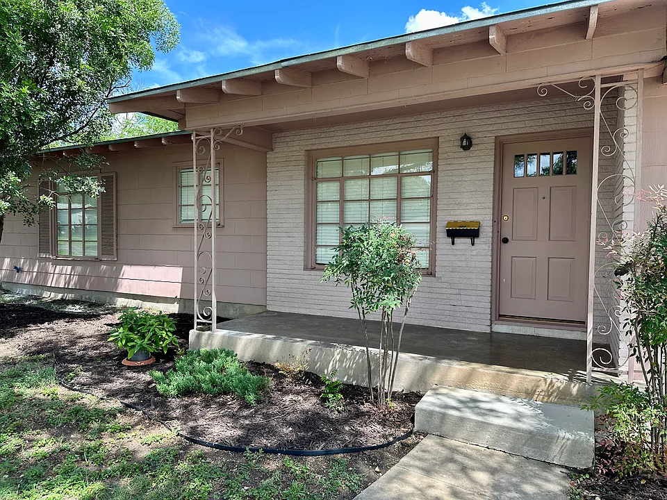 322 Altgelt Ave