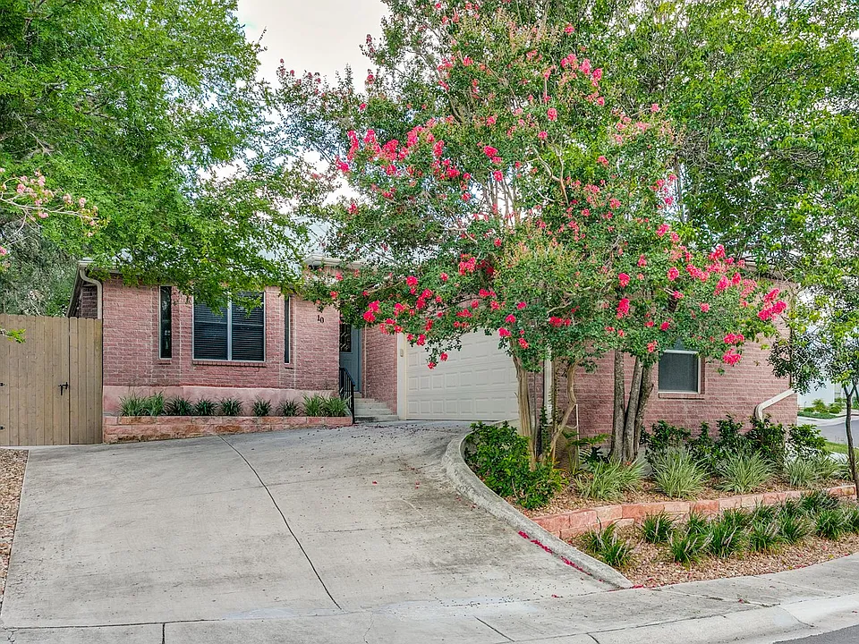 10 Oakwell Farms Pkwy