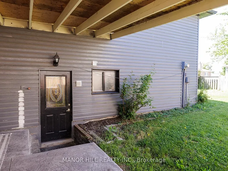 654 Eaglemount Cres — Photo 2