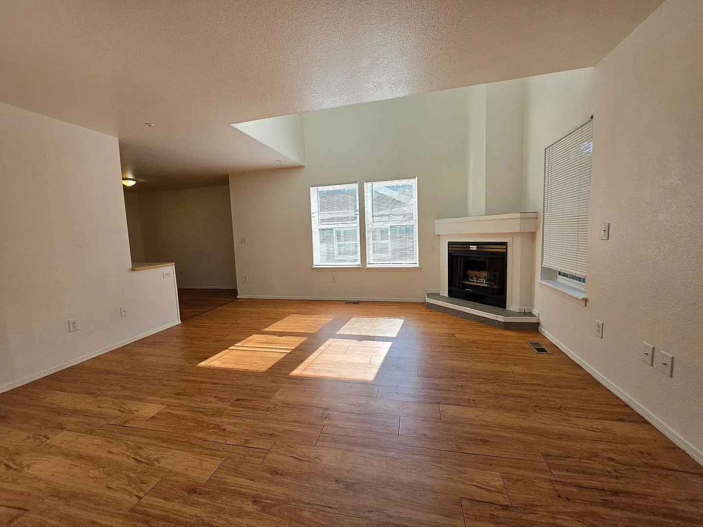 5 Bed On The Hill! — Photo 2