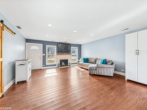 3rd image of 28 E Heatherlea Dr