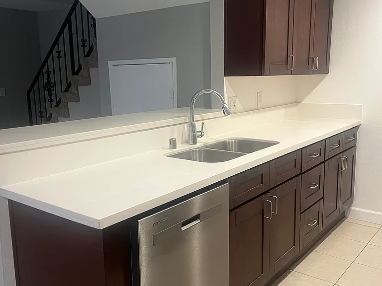 Lincoln Gardens Townhouse Apartments — Photo 6
