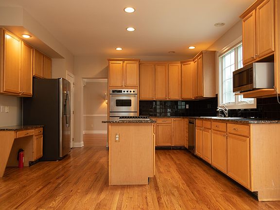 5th image of 80 Dimond Ave