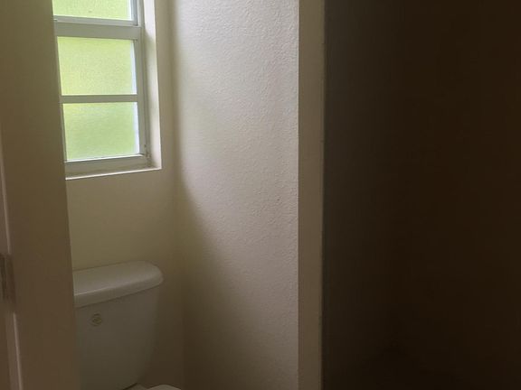 4th image of 239 Venetia Ave
