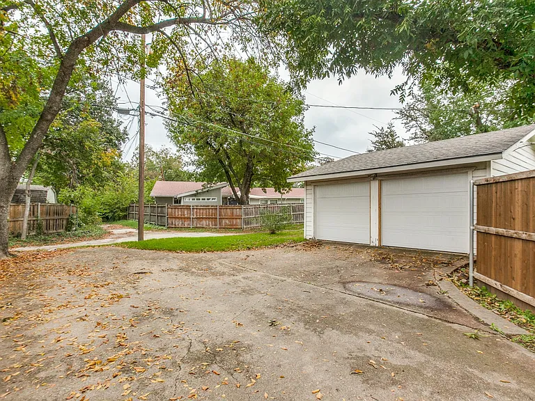 3517 Woodleigh Dr — Photo 22