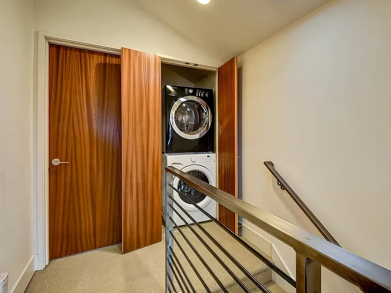 215B 12th Ave E #B — Photo 33