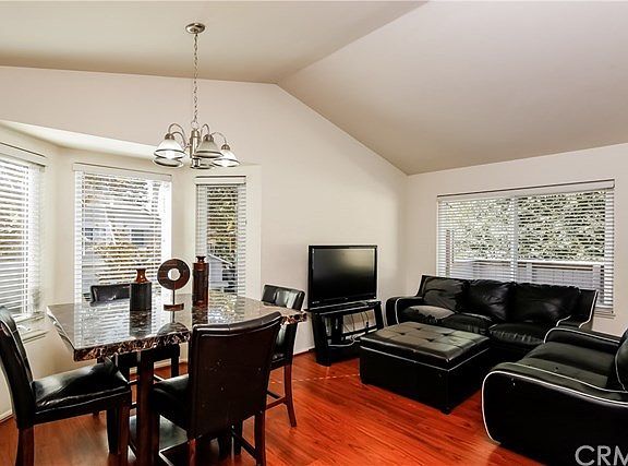 Bay windows with 2 inch blinds in dining room.