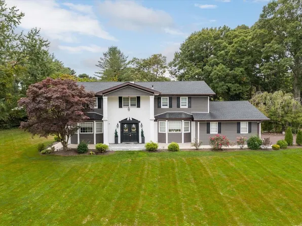 2 Pinebrook, Dix Hills, NY 11746