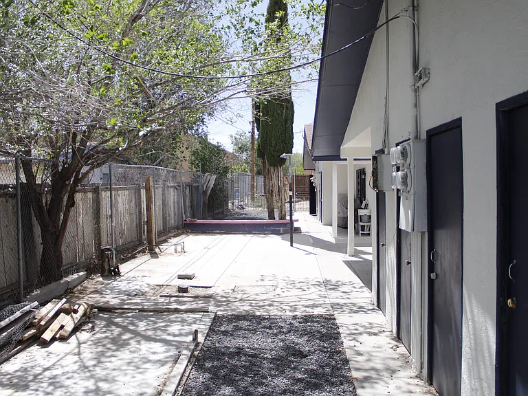 Renovated, Large UNM Area 2 Bed Apt w/ Washer / Dryer and Private Yard — Photo 22
