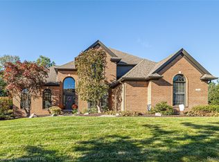 1811 Blue Grass Dr, Rochester Hills, MI 48306