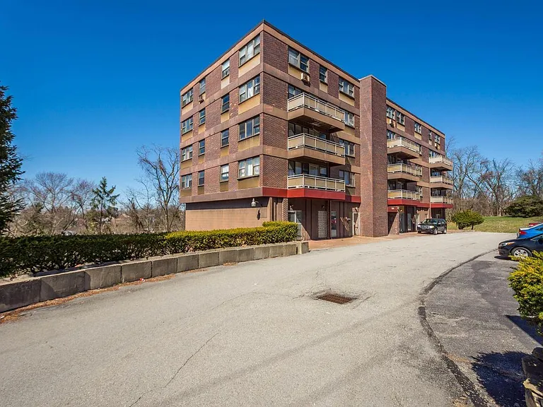 Penn Towers Apartments — Photo 2