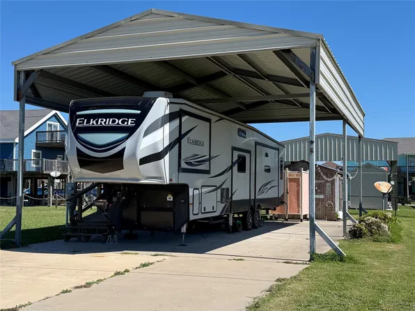 950 Clara St, Crystal Beach, TX 77650