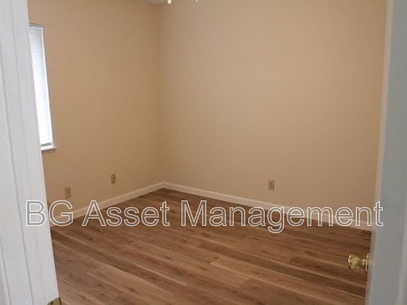 4th image of 3112 Groom Dr