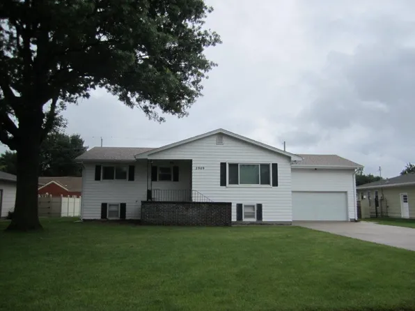2909 Circle Dr, Grand Island, NE 68801