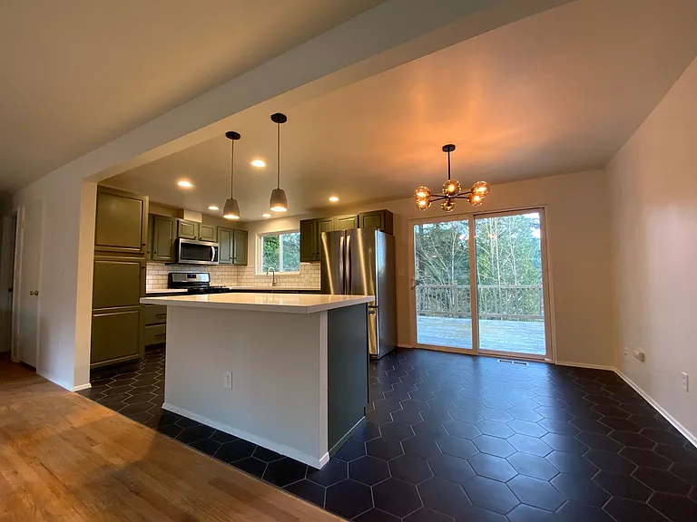 1628 202nd Pl SW — Photo 5