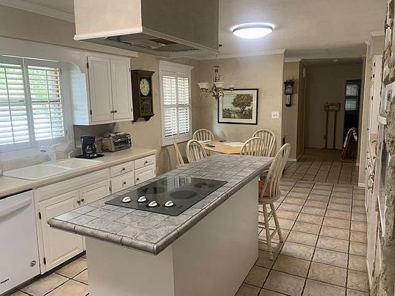 2nd image of 660 Lilac Dr