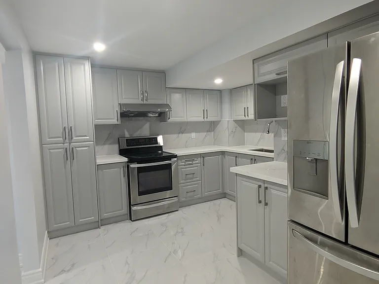 51 Britannia Ave E — Photo 1