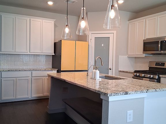 kitchen with oversized Granite Island