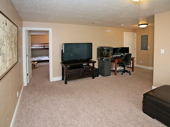 5th image of 2981 E Somerset Dr