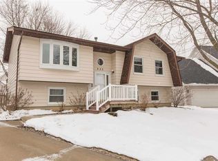 533 Fireside Dr, Cedar Falls, IA 50613