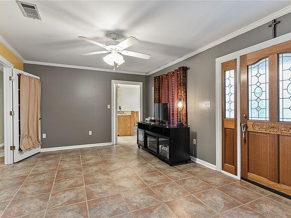 5th image of 215 Woodbridge Blvd