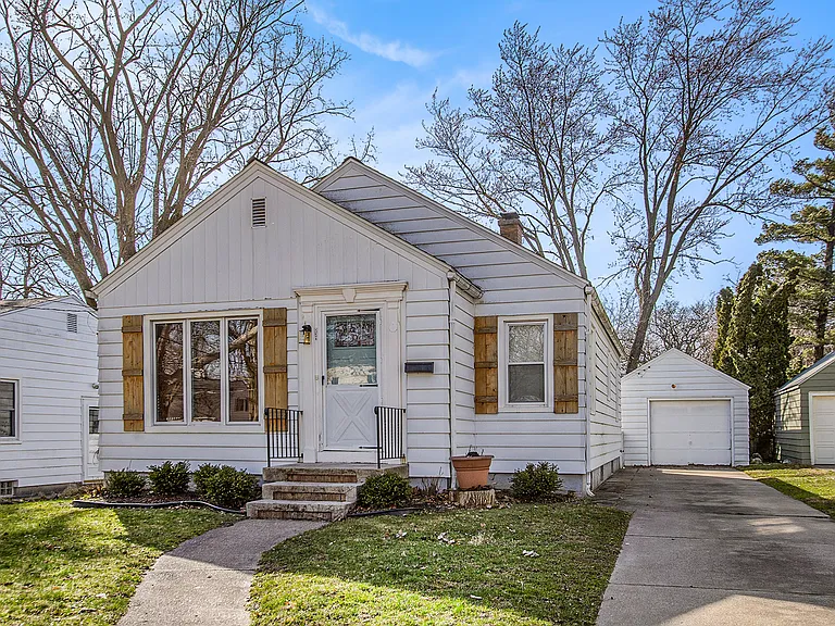 231 Woodside Dr NE — Photo 3