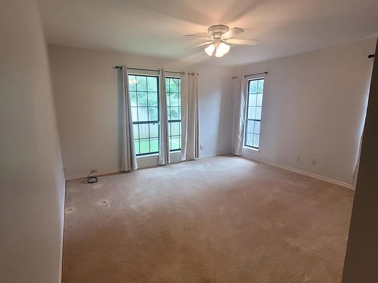 414 Amberwood Cir — Photo 12