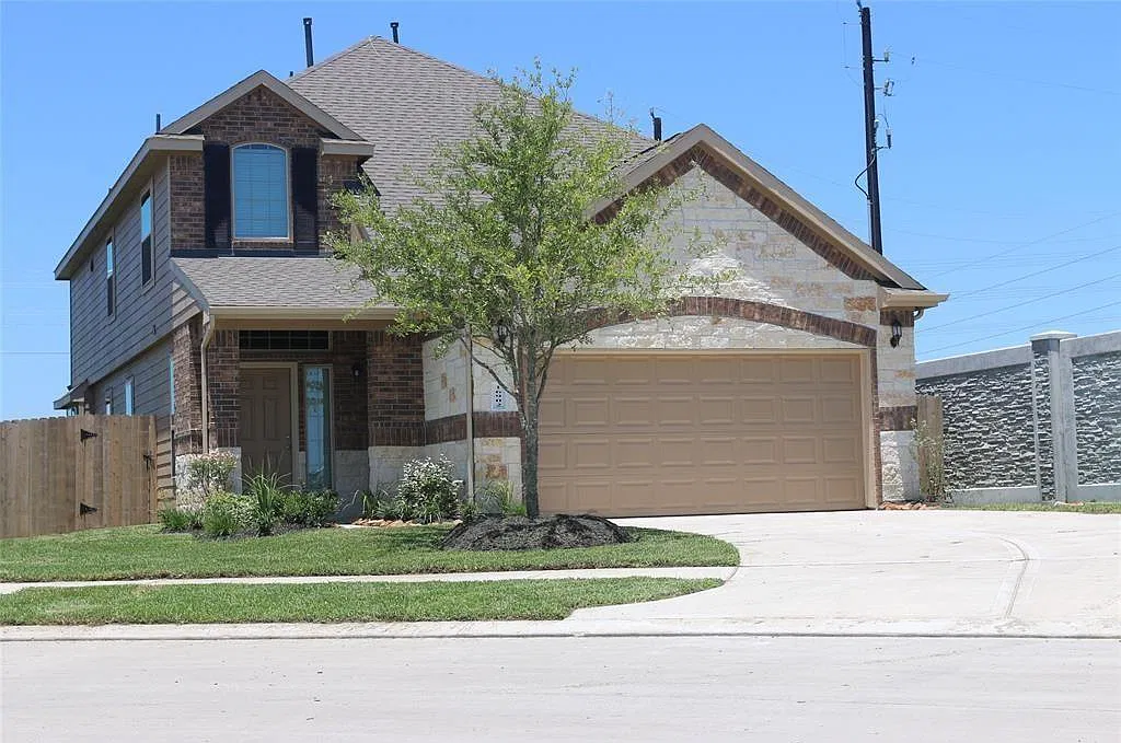 5 bed, 2.5 bath, 2790 sqft, $2,895 — Photo 1