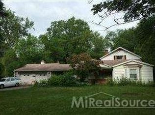 1800 Ormond Rd, White Lake, MI 48383