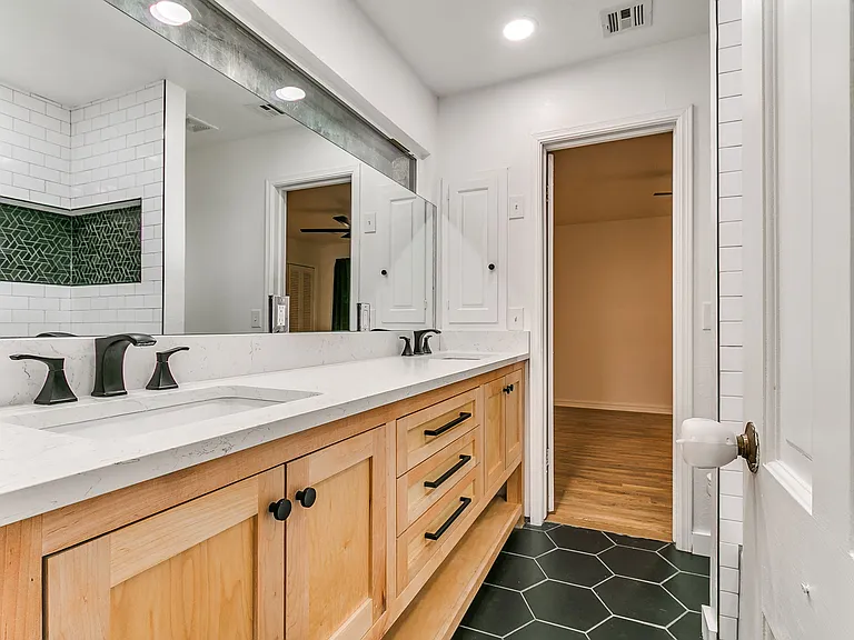 3210 W Wilshire Blvd — Photo 15