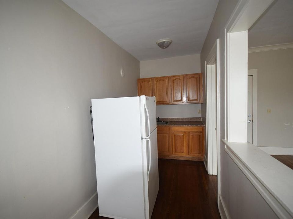 2nd image of 325 Alexander St #17