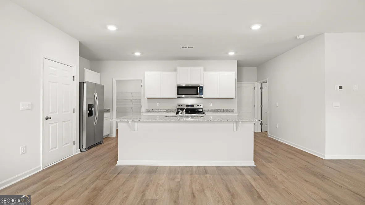 5 bed, 3.0 bath, 2361 sqft, $2,500 — Photo 3