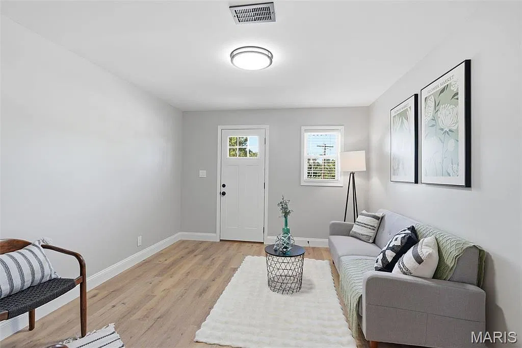 3 bed, 2.0 bath, 1056 sqft, $1,700 — Photo 4